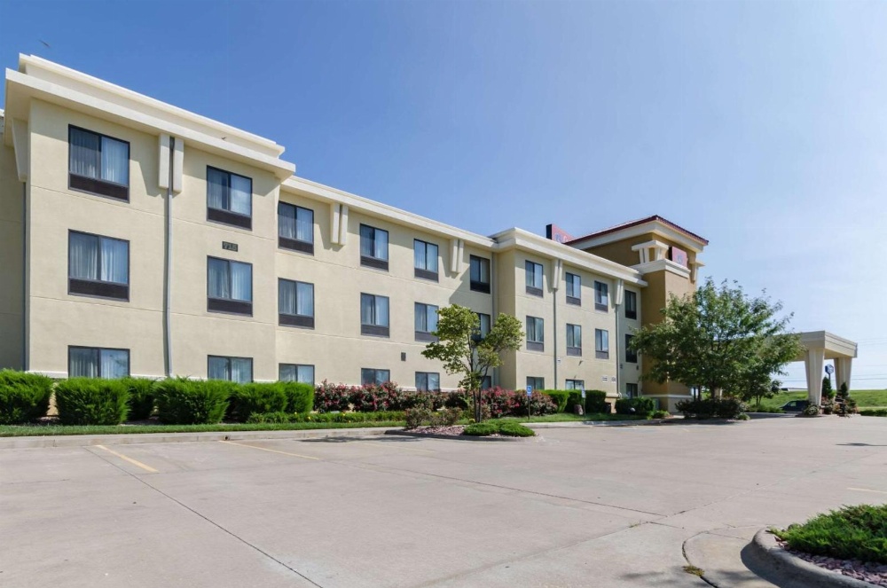 Comfort Suites Salina Main image