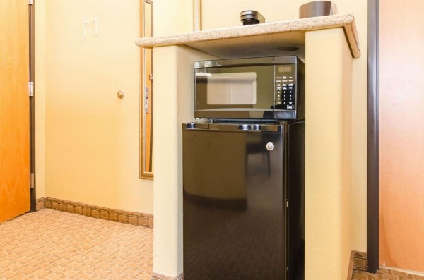 Comfort Suites Salina image 19