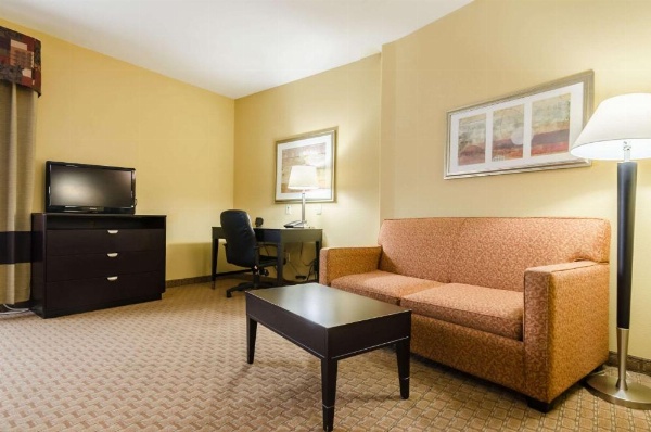 Comfort Suites Salina image 22