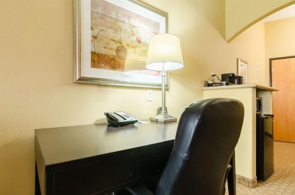 Comfort Suites Salina image 24