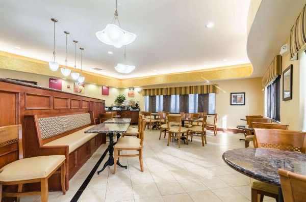 Comfort Suites Salina image 7